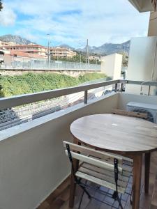 een tafel en stoelen op een balkon met uitzicht bij STUDIO AVEC COIN NUIT in Roquebrune-Cap-Martin