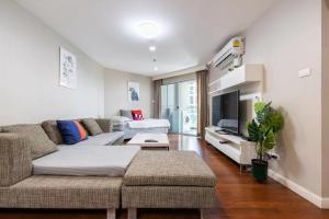 Televisyen dan/atau pusat hiburan di MRT rame9 Jodd Fairs night market, walk for a few minutes, two bedrooms and two bathrooms