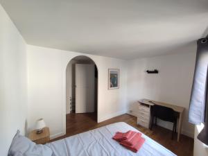 um quarto branco com uma cama e uma secretária em Maison atypique à colombage Poitiers Centre em Poitiers