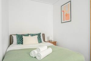 a bedroom with a bed with towels on it at Heart of Holborn with Patio - CityApartmentStay in London