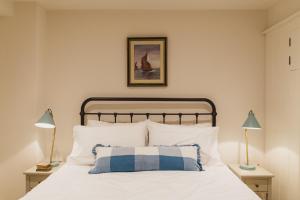 Ένα ή περισσότερα κρεβάτια σε δωμάτιο στο Buckingham Mews _ Rockpool Cottage 5