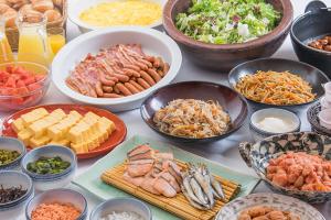 uma mesa com muitas tigelas de diferentes tipos de alimentos em Chisun Hotel Hamamatsucho em Tóquio