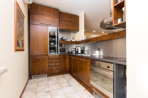 A kitchen or kitchenette at Spacious Two Story Apartment in the Center of Historic Old Town