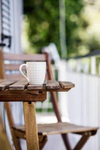 una taza de café sobre una mesa de madera en Areti's Home! en Agios Rokkos