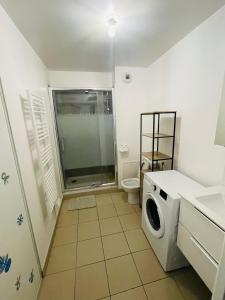 uma casa de banho com uma máquina de lavar roupa e um WC em Studio 2 pers, Villemomble disneyland Porte de la villette em Villemomble