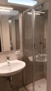 A bathroom at CASA CRISTINA Monopoli