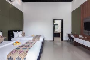 Ein Bett oder Betten in einem Zimmer der Unterkunft Maja Villa Batubelig by Pramana Villas