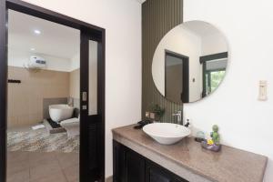 Ein Badezimmer in der Unterkunft Maja Villa Batubelig by Pramana Villas