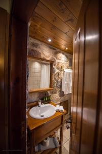 bagno con lavandino e specchio di Guesthouse Laoula a Yerolimin