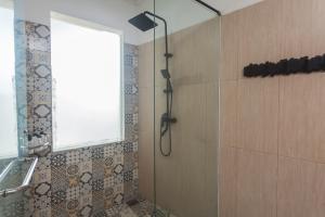 Ein Badezimmer in der Unterkunft Maja Villa Batubelig by Pramana Villas
