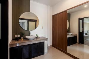 Ein Badezimmer in der Unterkunft Maja Villa Batubelig by Pramana Villas