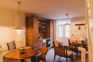 eine Küche und ein Wohnzimmer mit Tisch und Stühlen in der Unterkunft Buckingham Mews _ Rockpool Cottage 5 in Kent