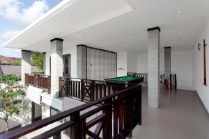 ein Balkon mit einem Billardtisch darauf in der Unterkunft Maja Villa Batubelig by Pramana Villas in Canggu