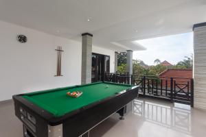 Ein Billardtisch in der Unterkunft Maja Villa Batubelig by Pramana Villas