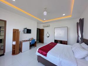 - une chambre avec un lit et un bureau dans l'établissement Apple Hotel, à Cần Thơ