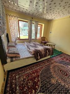 ein Schlafzimmer mit einem Bett und einem Teppich in der Unterkunft Pine Brooke Pahalgam in Pahalgām