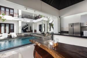 Der Swimmingpool an oder in der Nähe von Maja Villa Batubelig by Pramana Villas