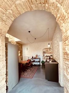 a kitchen with a brick wall and an archway at Vintage House in centro storico Basilicata Puglia in Irsina