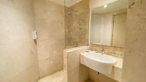 Ein Badezimmer in der Unterkunft Lorin Syariah Solo Hotel