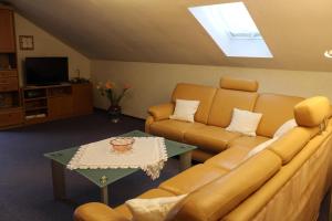 a living room with a couch and a table at Ferienwohnung Werner in Warmensteinach