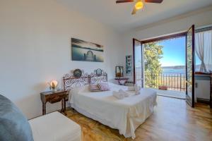 una camera da letto con un letto e vista sull'acqua di Blooming Villa Cos Lake View - Happy Rentals a Belgirate
