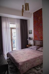 Un dormitorio con una cama grande y una ventana. en 2BR Tashkent City Fountain view, en Tashkent