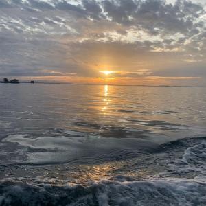 una puesta de sol sobre el agua con la puesta de sol en Islas Bonitas, en Arritupo Número Dos