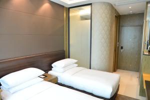 Voodi või voodid majutusasutuse Kew Green Hotel Mongkok toas