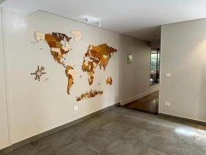 une chambre avec une carte du monde sur un mur dans l'établissement Acacia Home de Lux, au Caire