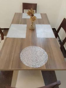 una mesa de madera con un jarrón encima en HOUSE SOS, en Abomey-Calavi