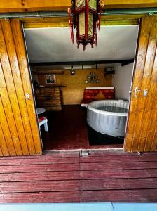 una camera con una grande vasca in una casa di Sympathique camping car J9 ad Avesnelles