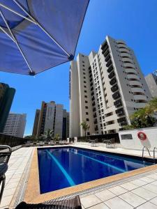 Swimmingpoolen hos eller tæt på Flat Particular no Hotel Comfort Suítes com garagem