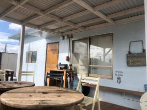 ホロホロバイライフタイム في Furugen: فناء به طاولتين وكراسي خشبية