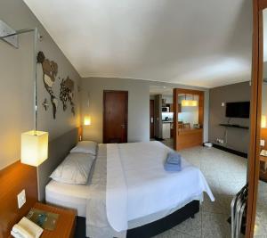 En eller flere senge i et værelse på Flat Particular no Hotel Comfort Suítes com garagem + 24 billeder