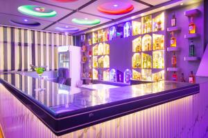 um bar com garrafas de álcool na parede em Treebo Trend Royal Imperial With Roof Top Cafe em Bikaner