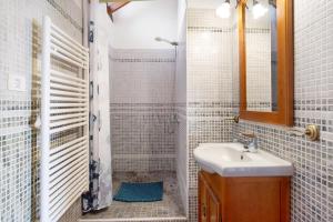 een badkamer met een wastafel en een douche bij Casa La Podona- B in Jedey