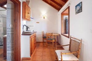 een kleine keuken met een tafel en een stoel bij Casa La Podona- B in Jedey