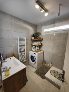 Ein Badezimmer in der Unterkunft NEW Charmant T4 - Proche centre-ville Bastia