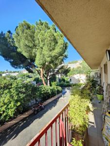 Ein Balkon oder eine Terrasse in der Unterkunft NEW Charmant T4 - Proche centre-ville Bastia