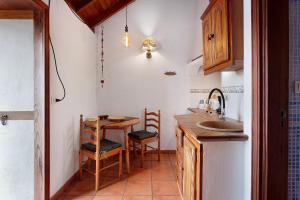 una pequeña cocina con fregadero y mesa en Casa La Podona- A, en Jedey