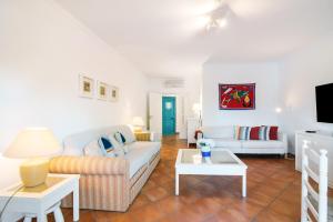 sala de estar con sofá y mesa en Prainha Paradise - Algarve, en Alvor