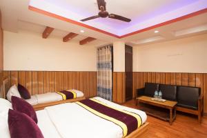 OYO 814 Machhapuchhre Hotel房間的床