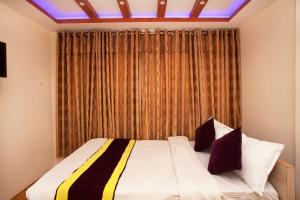 OYO 814 Machhapuchhre Hotel房間的床
