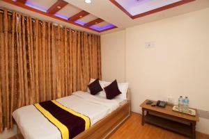 OYO 814 Machhapuchhre Hotel房間的床