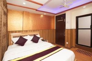OYO 814 Machhapuchhre Hotel房間的床