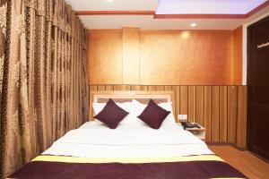 OYO 814 Machhapuchhre Hotel房間的床