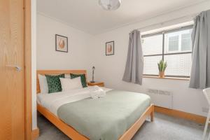 Un pat sau paturi într-o cameră la Holborn - 2BR Near Covent Garden -CityApartmentStay