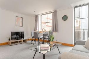 a living room with a couch and a table at Holborn - 2BR Near Covent Garden -CityApartmentStay in London