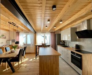 kuchnia z drewnianym sufitem i drewnianym stołem w obiekcie Helles ruhiges Appartement im Grünen w Dortmundzie