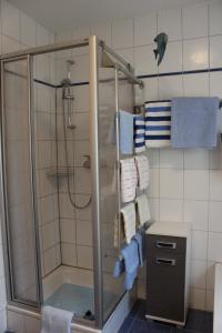 y baño con ducha y toallas azules y blancas. en Ferienwohnung Werner, en Warmensteinach